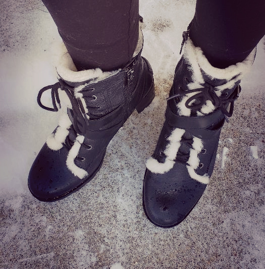 Vintage style in winter: lace up boots with heel